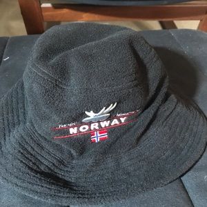 reverseable norway bucket hat